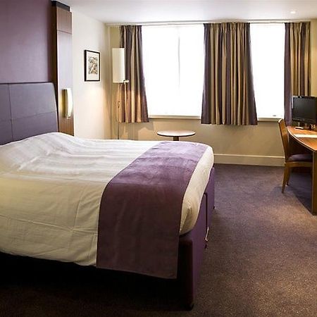 Premier Inn London City Room photo